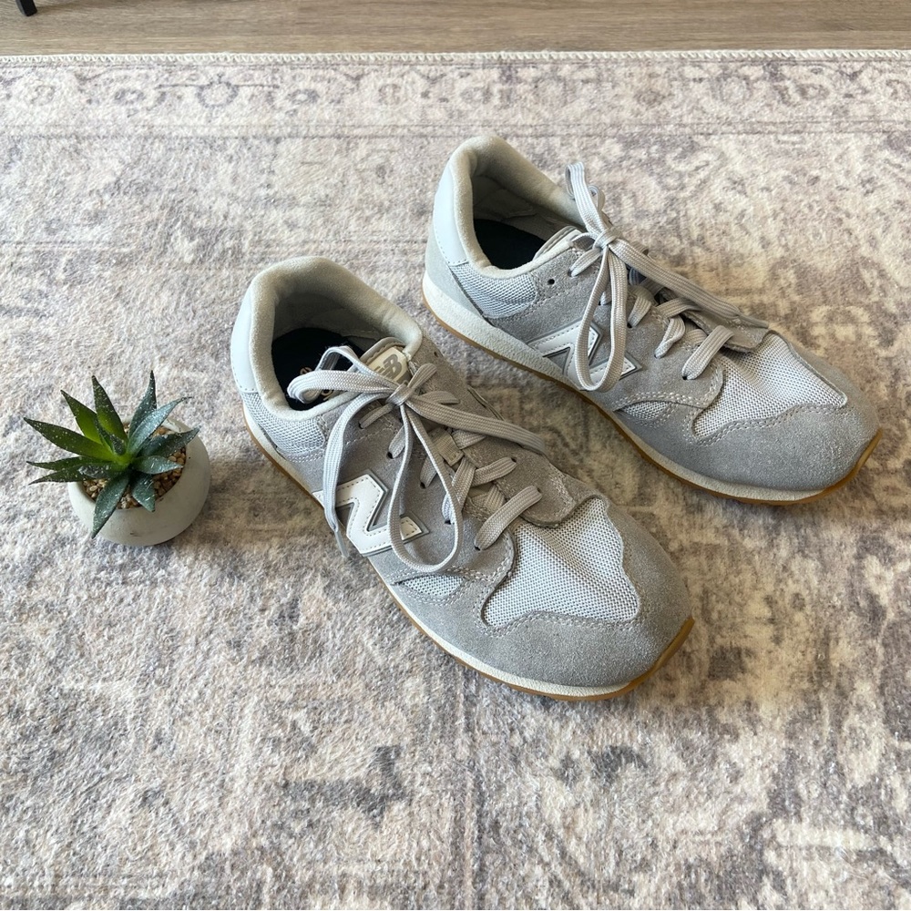 New Balance 520 Sneakers | Size - Boys 6.5 = Women’s 8.5